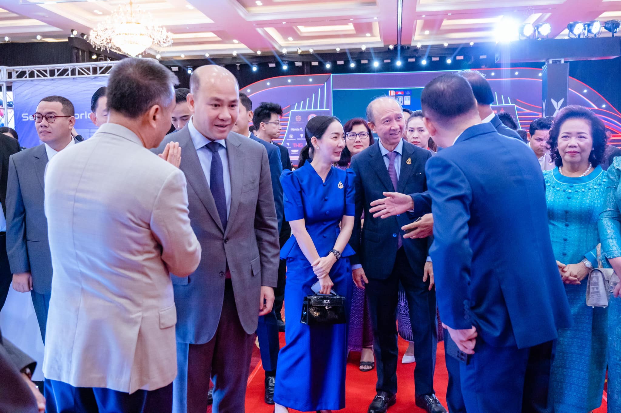 Neak Ouknha Kuon Thida ft DPM Hun Mani group photo 3.jpg